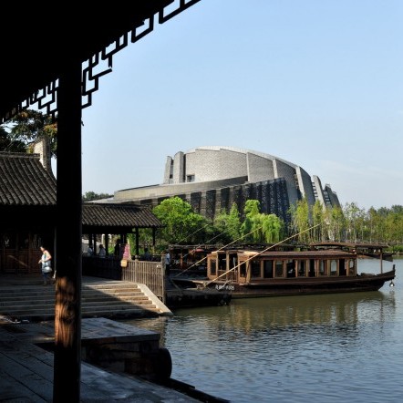 Wuzhen Theater a〝Hand Feel Textured〞 Architecture at the Southern China Water Village / United Daily News